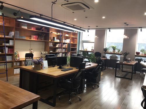 一间温暖的杂志社办公空间
