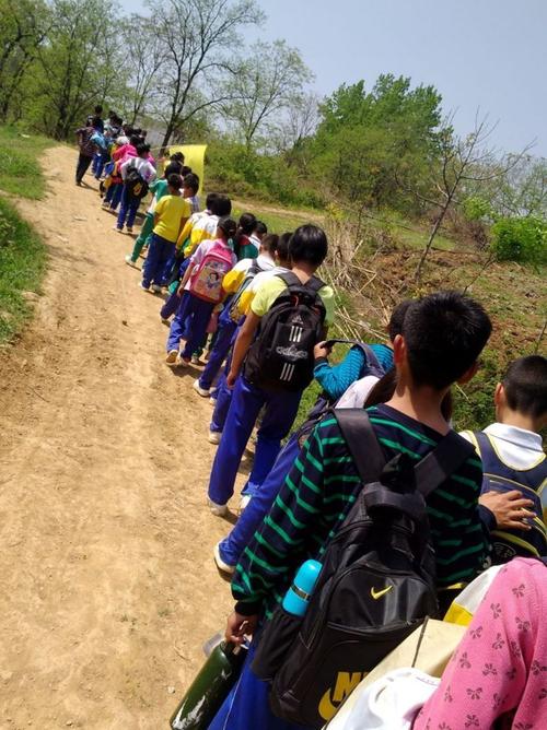 马蹬镇熊家岗中心小学"亲近自然,强身健体"远足活动