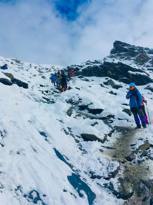 四姑娘山大峰绝望坡 by 宋寻 四姑娘山大峰垭口 by 宋寻