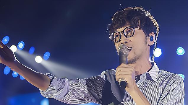 周传雄年初以学员身份参加节目被传落魄,时隔半年就高调开演唱会