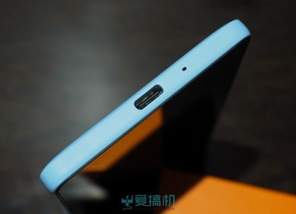 底部是usb type-c接口以及通话麦克风. 系统