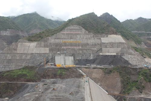 董事长至梨园水电站溢洪道施工处巡视考察