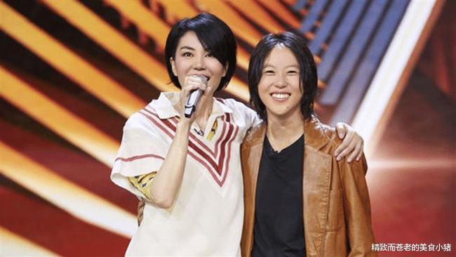 王菲性感旧照流出躺沙发泄白嫩细长腿根姿势慵懒撩人