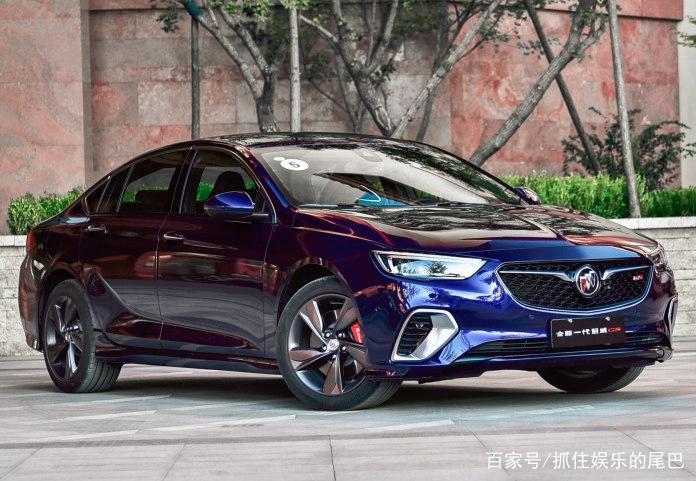 宝蓝色的别克全新一代君威轿车,十分地道,简洁大方的外观设计,内饰的