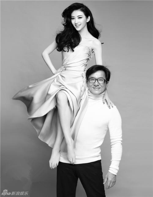 景甜诠释硬朗蔷薇 成龙单臂托举