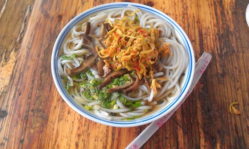  p>上饶汤粉是一道以米粉(也叫米线),骨头汤,各色浇头等为主要食材