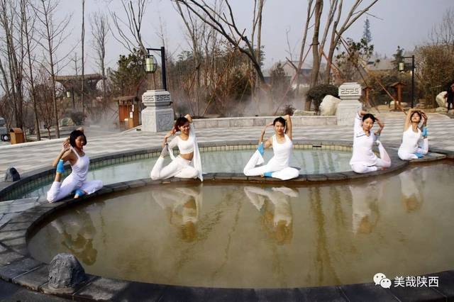 二十多位瑜伽大伽潼关女娲温泉上演出水芙蓉
