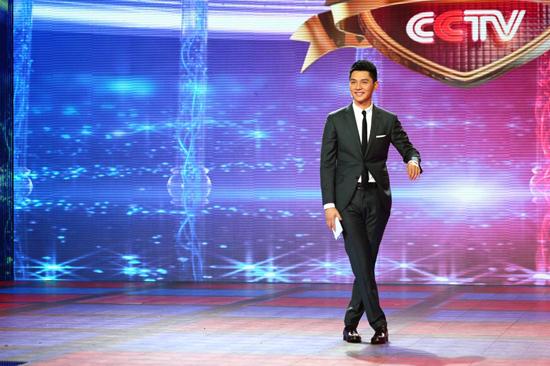 顾斌《综艺盛典》着装盘点 获"最会穿衣主持人"