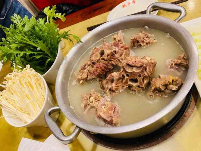 特别喜欢他家的白汤羊蝎子,肉多软烂,食材新鲜,吃着过瘾.
