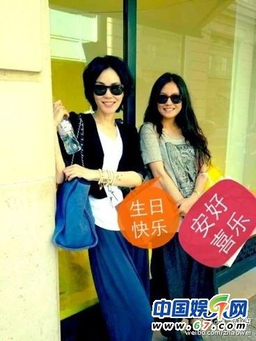 赵薇发微博为王菲庆生 晒两人墨镜合照显温馨默契