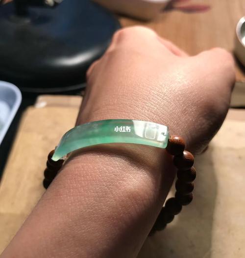 阳色甜绿雪花棉翡翠手牌_翡翠_时尚_配饰