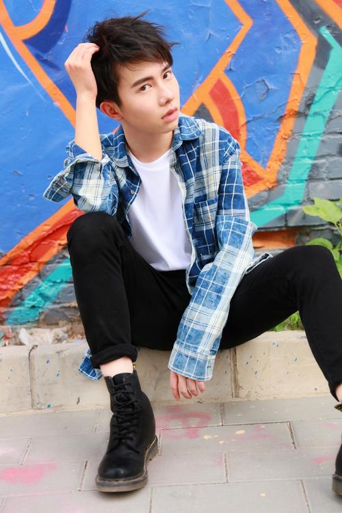 李俊濠曝初夏街头写真