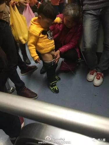 【哏儿都热议】——天津地铁:孩子憋不住尿尿应该怪谁