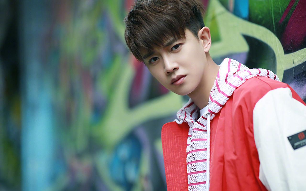 任嘉伦休闲帅气街拍图片电脑壁纸高清大图预览1920x