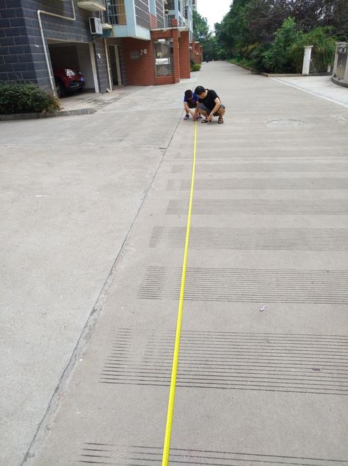 门口的每块水泥地的长度,看看是否可以用比较快的办法看看100米有多长