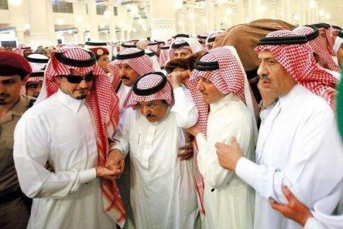 壕沙特王子访巴基斯坦送黄金ak47巴方回礼的土特产也很硬核