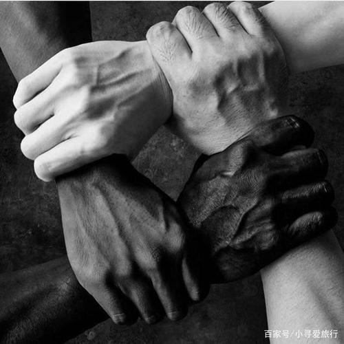 四个不同肤色的手搭在一起