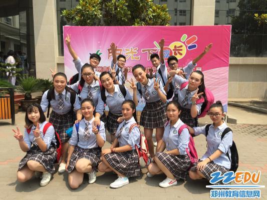 回民中学舞蹈队的群舞《aninteresting class》取得完中组二等奖的