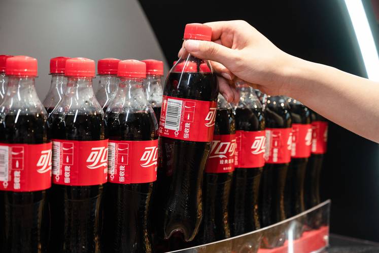 「可口可乐」新包装的瓶身融入"回收我"可持续包装标志,鼓励消费者在