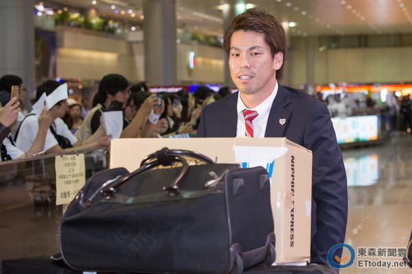影/日本队穿西装帅气抵台 大谷翔平人气超旺