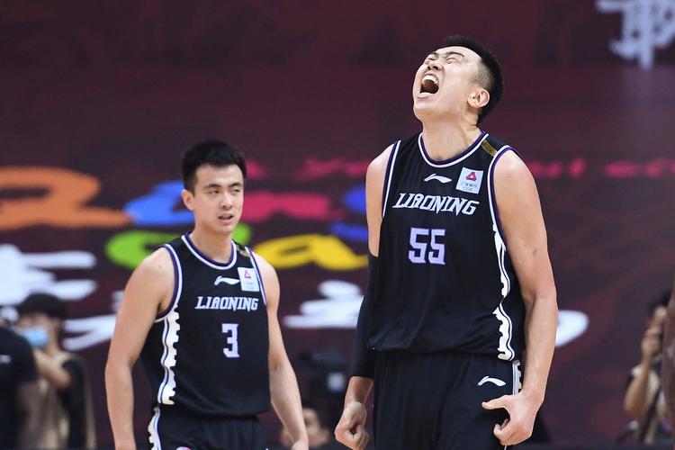 辽宁本钢队代理主教练马丁内斯(右)在比赛中.