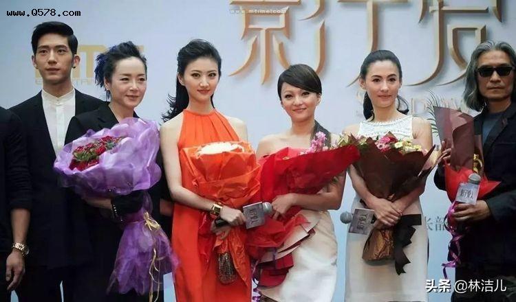 女明星合照这么有心机?刘诗诗,李小冉的抢镜法宝比站c