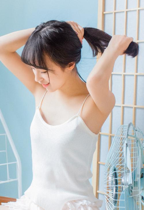 风情尤物美少女吊带酥胸性感撩人写真