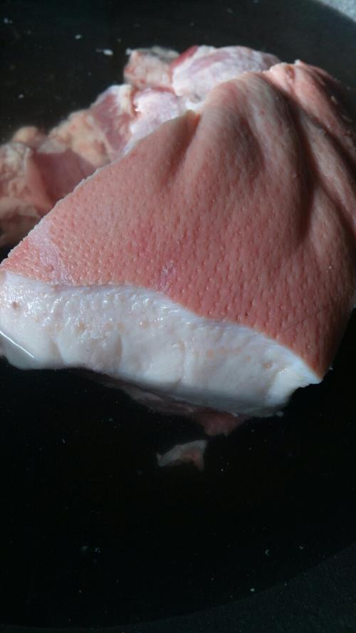 早上买了块猪肉,发现肥肉层有小圆颗粒,这是什么啊?能