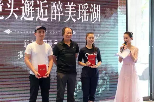 财经 正文  颁奖盛典/精彩回顾 ▼实景照片 跟随主持人优雅的致辞