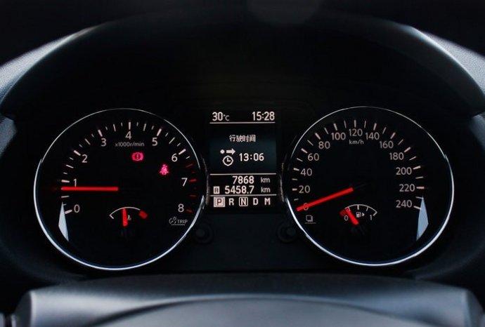 逍客新款仪表 显示瞬时油耗和综合油耗 超多功能