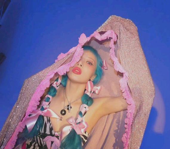 泫雅新歌《pingpong》初舞台,网友:眼睛像被打,无法理解时尚!