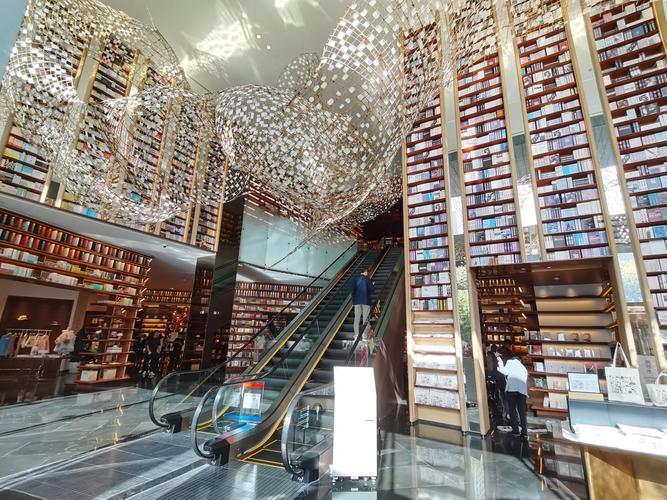 书店外立面采用了大面积玻璃幕墙和金属材质,与茑屋的代官山t