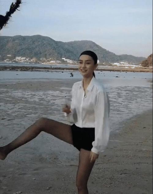 baby才是真正的女汉子,海滩穿丝袜甩鞋,霸气侧漏