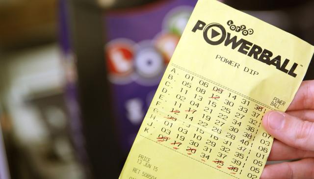 夫妇得知中2255万彩票差点晕倒,随后把奖金分给朋友