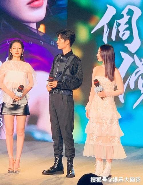 原创李沁又凹仙女造型踩恨天高秀筷子腿同框肖战孟美岐太养眼