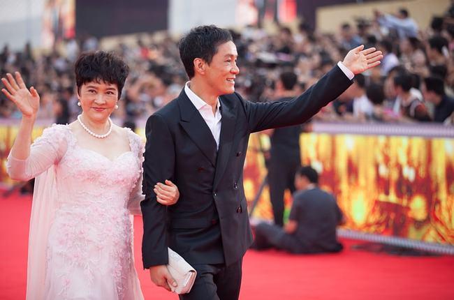 冯远征妻子真当自己是小姑娘了,60多岁了还穿粉裙,多少有点违和