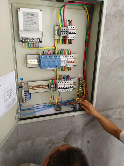 方城站行车继电室配电柜进线套管管口无护套,进柜部位未使用玻璃胶