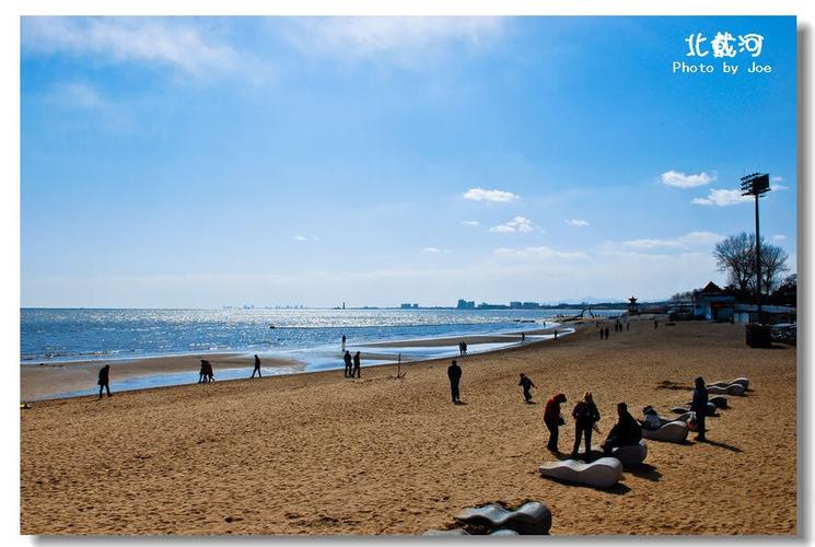 北戴河以避暑胜地而闻名,夏季游人如潮;冬季的北戴河海滩有些冷清,但