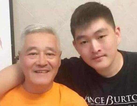 因为最近网上曝光了一组赵本山儿子赵一楠,在售楼处买房子的照片