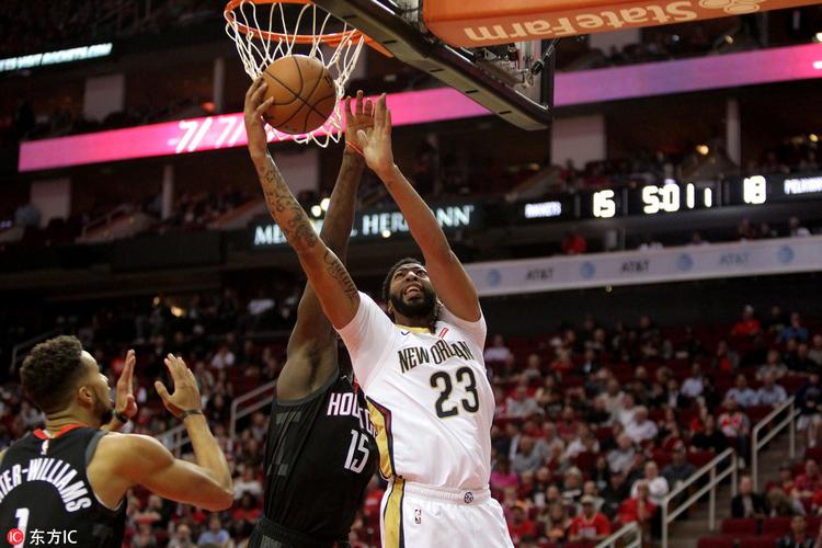 图为安东尼-戴维斯双手暴扣. 哈登欧洲步上篮. 哈登突破戴维斯.