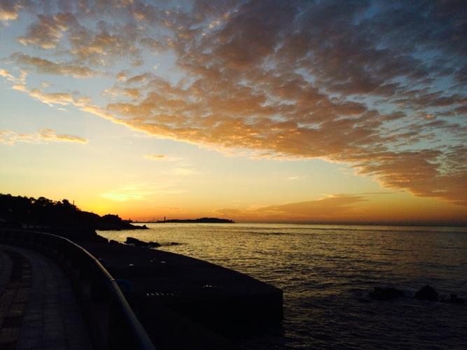 秋雨后的佛晓:日出霞飞泻流丹,酷似火烧云与天.云红云