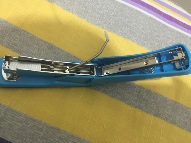 订书机长弹簧 掉了怎么安装?