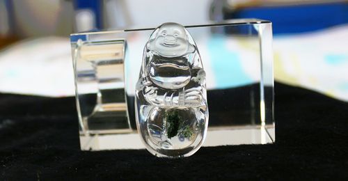 用头发丝检查:将水晶放在一根头发丝上,人眼透过水晶能看到头发丝双影