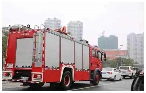 消防车紧急出警疯狂鸣笛前车不为所动1分钟后车主后悔不已