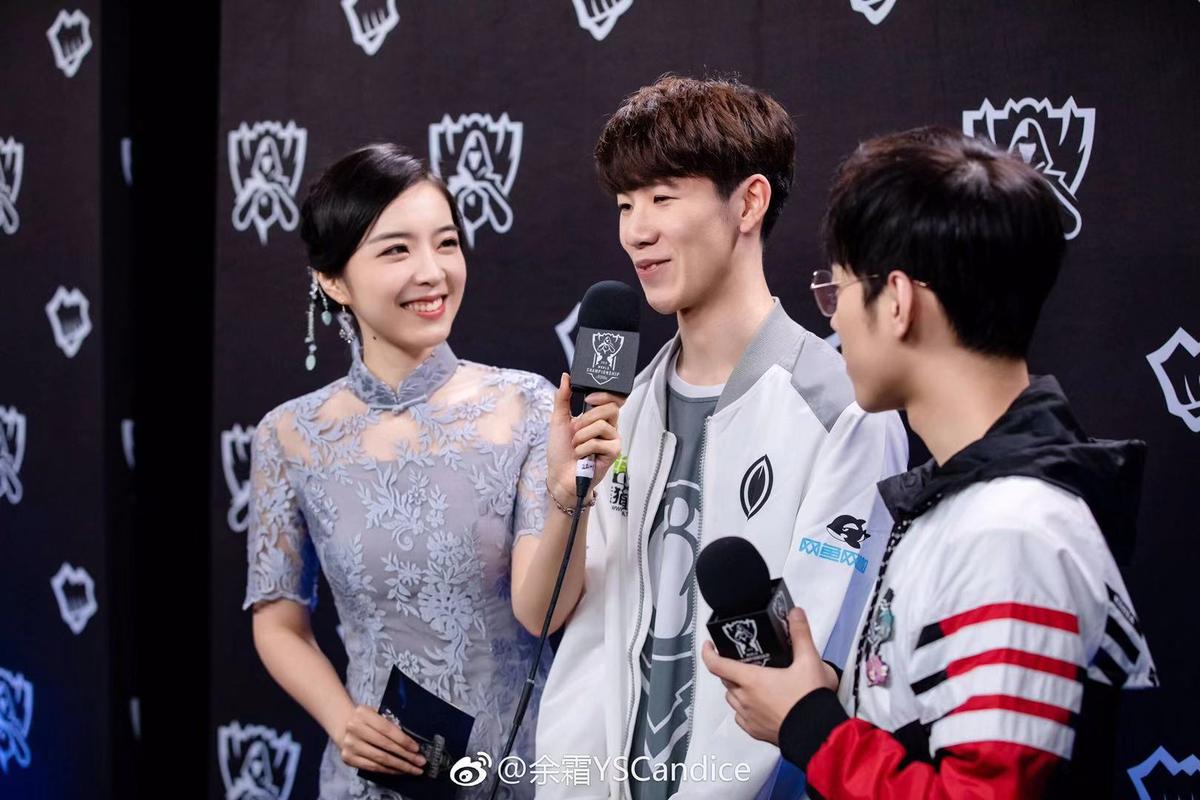 lol:余霜穿灰色蕾丝裙采访选手,看呆众人,网友:真的是阿姨么
