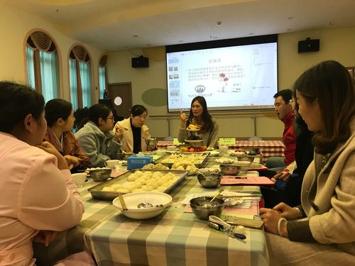 家伙委成员一起团团围坐品尝美食,在品尝的过程中园长和后勤人员与