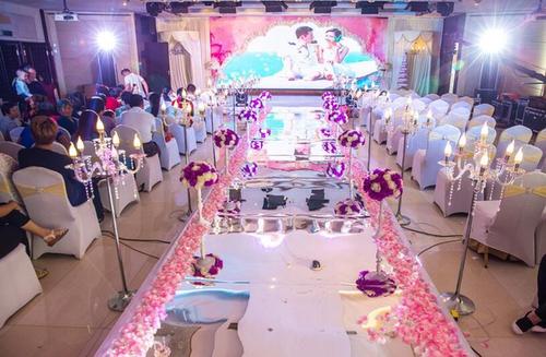 这是酒店婚礼布置,大屏幕上是兵嫂嫂最爱的一张婚纱照片