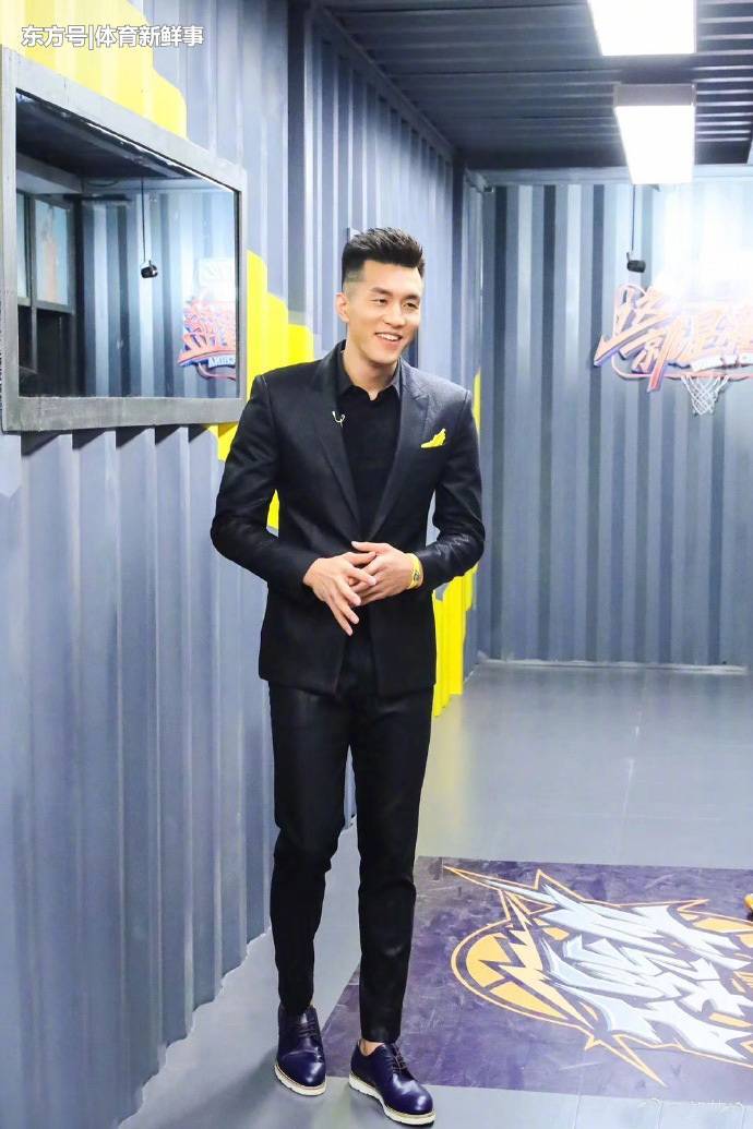 郭艾伦生日照:戴生日帽摆心形,桌子摆满蛋糕,穿西装潮鞋太帅气