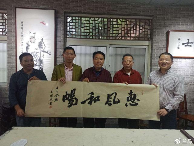 著名书法家,书法泰斗沙孟海弟子朱国威(中)展示其刚刚创作的书法作品.