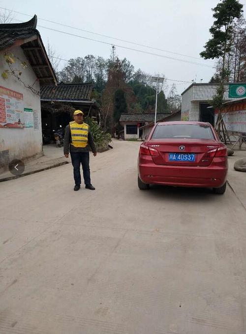 在联和村村委会门口乱停乱放,联和村交通劝导员劝其停放在停车区域